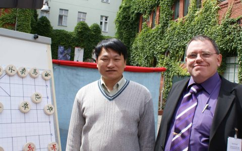 Nguyen Nhu Phuong, 2. Sieger beim Berliner Sommerpokal 2009, und Jürgen Woscidlo aus Hamburg (re.), der für die Präsentation des XiangQi (aka: Cò Tuóng) das Demobrett (l.) gebaut und nach Berlin gebracht hatte.