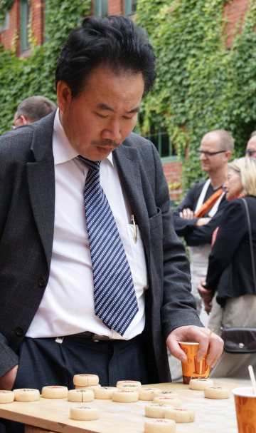 Kam mit einer Delegation vietnamesischer XiangQi-Cò Tuóng-Freunde eigens aus Leipzig nach Berlin: Herr Bui Quang Hui, Vorsitzender des Vereins der Vietnamesen in Leipzig.