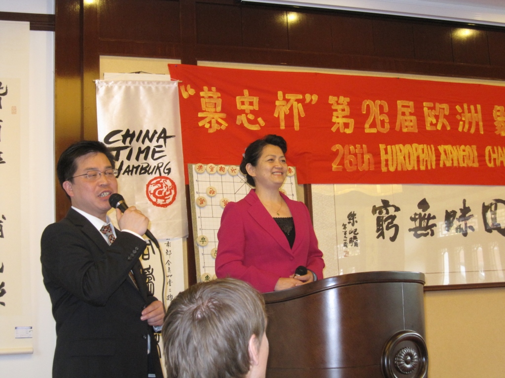 WXF-Generalsekretärin Liu Xiaofang eröffnet die 26. Chinaschach-EM am zweiten Septemberwochenende 2010 in Hamburgs Teehaus Yu Garden. Foto: WXF

